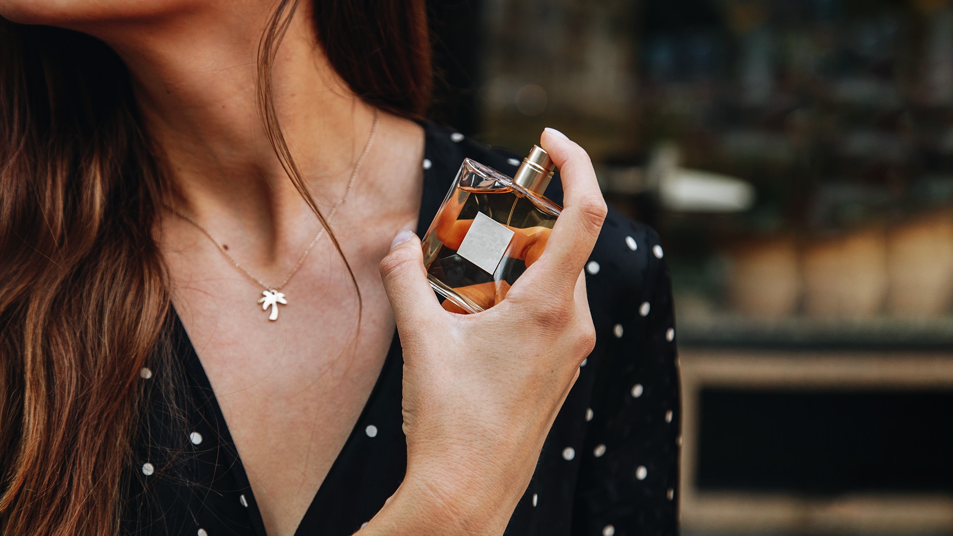 Ontdek Sharaf Divine parfum met roos, kruiden en zoete tonen